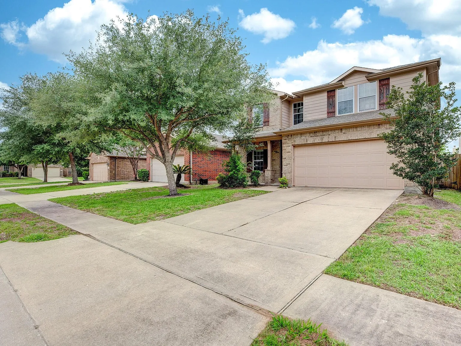 4 bed, 2.5 bath, 2378 sqft, $2,300 — Photo 2
