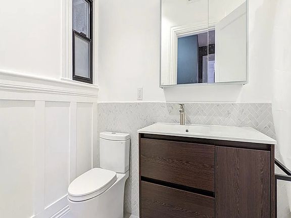3rd image of 946 Vallejo St #1