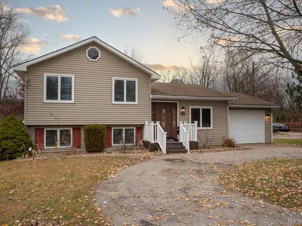 758 W South Blvd, Rochester, MI 48307