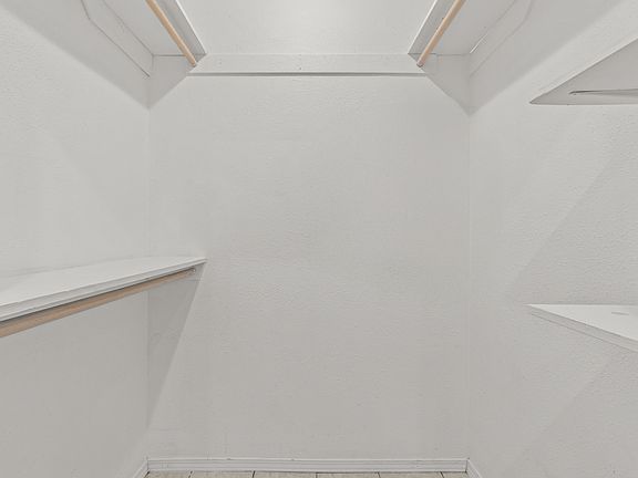 Primary suite - walk-in closet