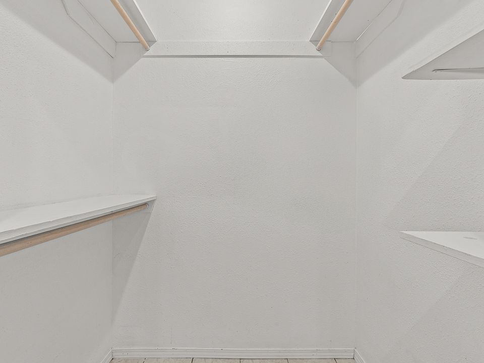 Primary suite - walk-in closet