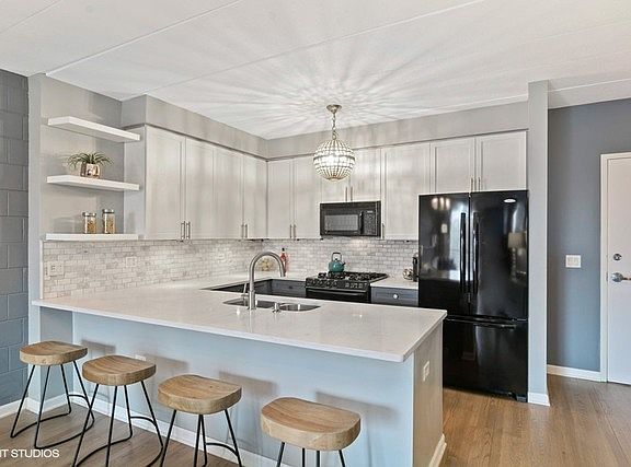 4th image of 1100 W Montrose Ave APT 404
