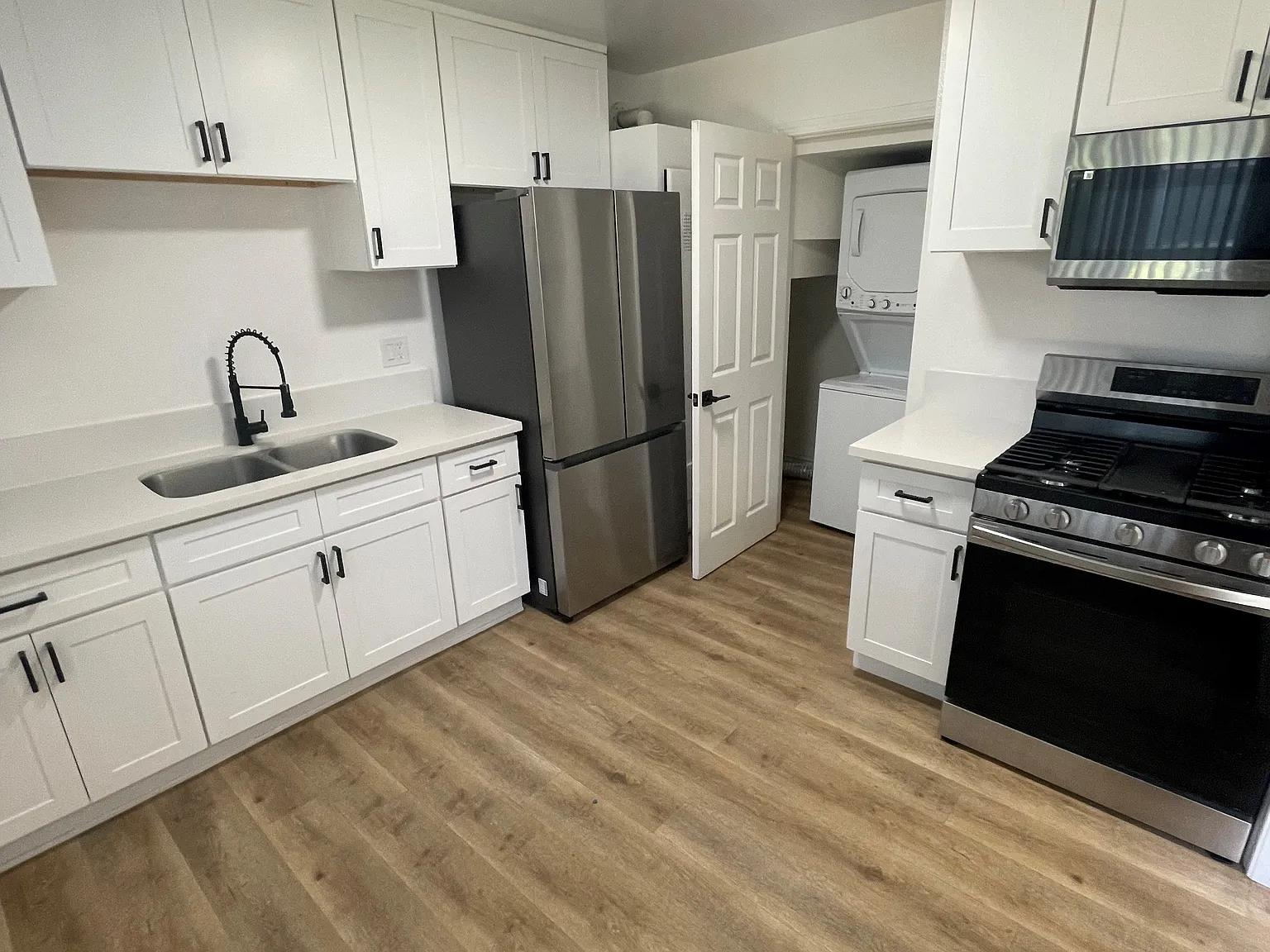 2 bed, 1.5 bath, 883 sqft, $3,200 — Photo 2