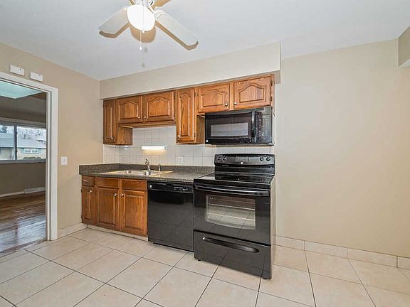 5th image of 2583 Royal Glen Dr