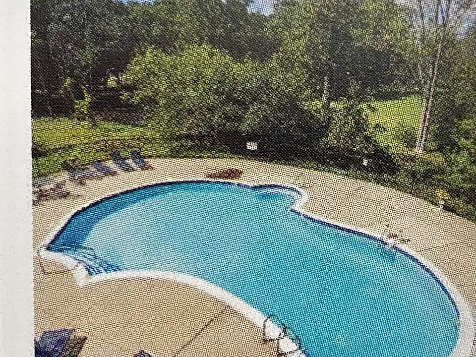 Private pool w/ Clubhouse- overlooks the river!