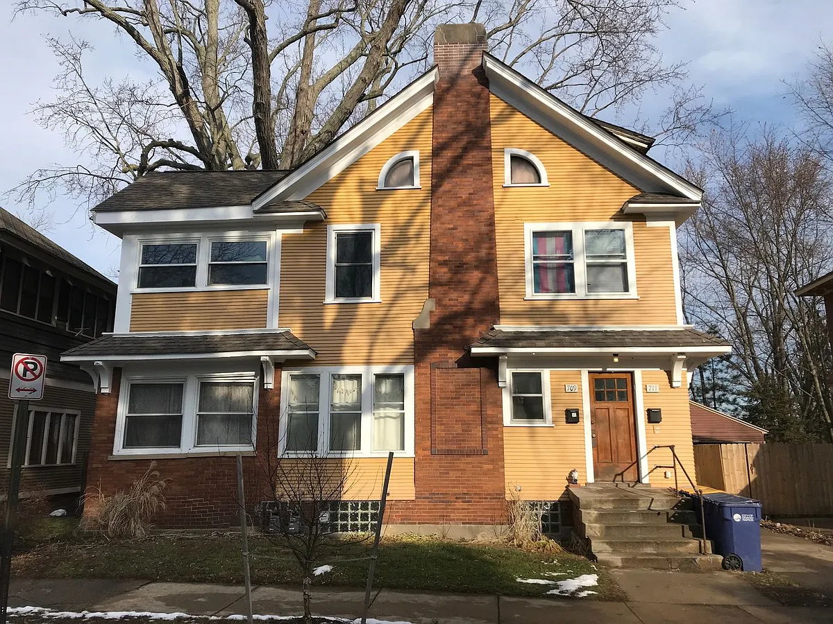 Building Photo - 709-711 Hawthorne NE