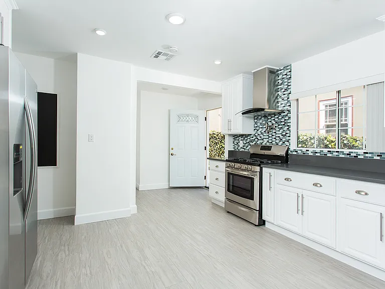 4733 Ambrose Ave — Photo 2