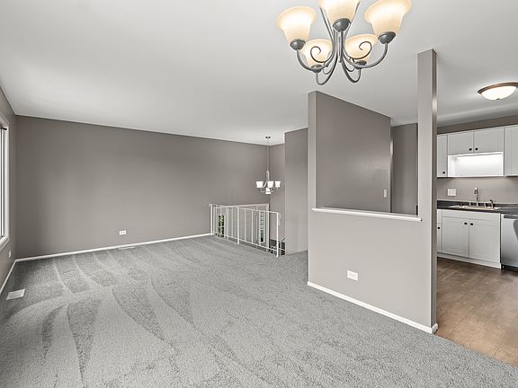 3rd image of 571 Mesa Verde Ct
