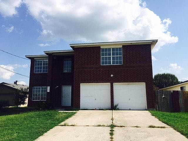Large 2 story home in Kyle with great back yard