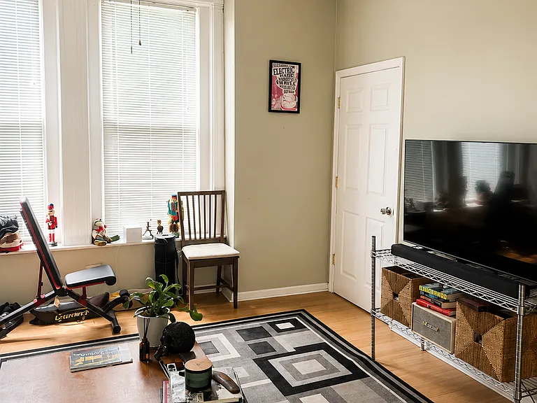 1430 W Wellington Ave #1F — Photo 2