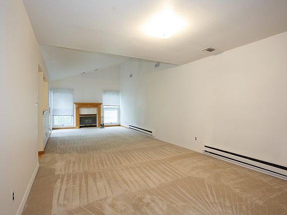 3rd image of 16 Chippendale Dr