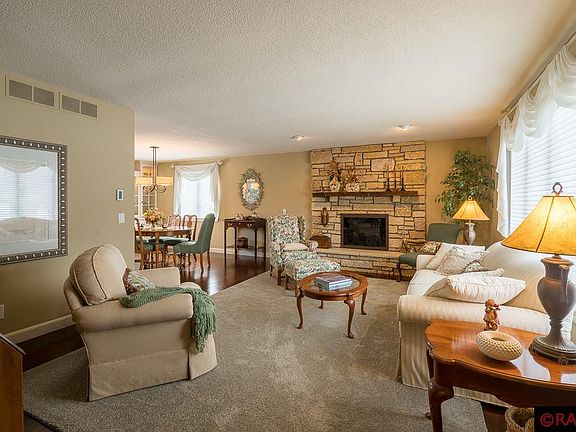 3rd image of 15 Crown Hill Ln