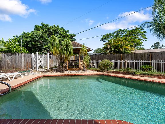 Swimming pool and gabezo