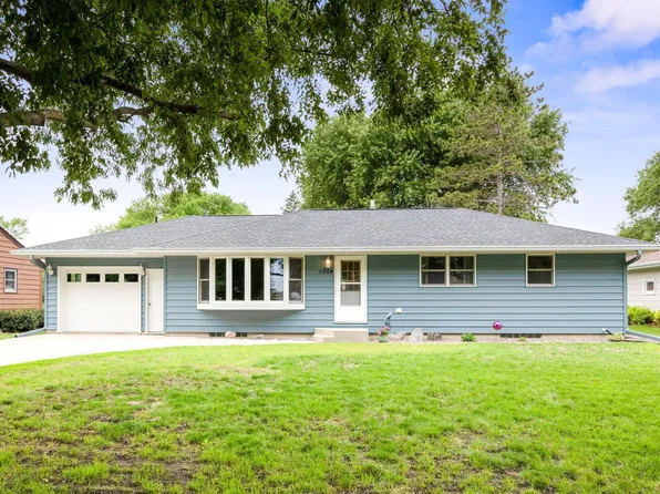 1004 N Main St, Winthrop, MN 55396