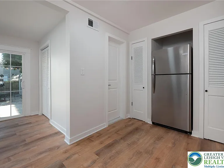718 N New St — Photo 11