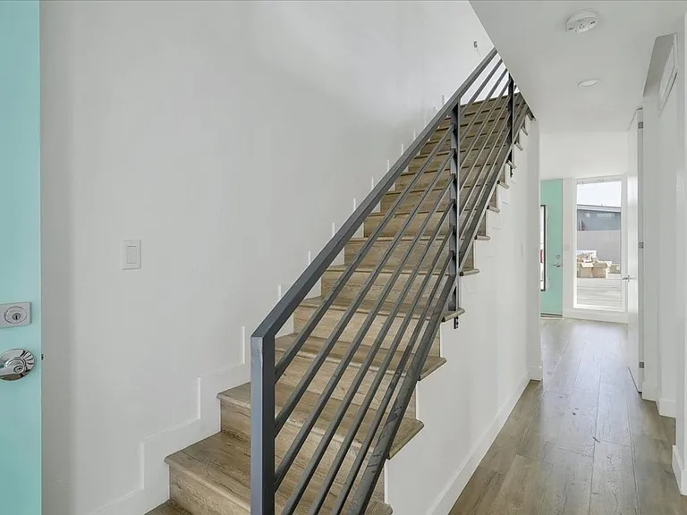 4553 Saturn St — Photo 4