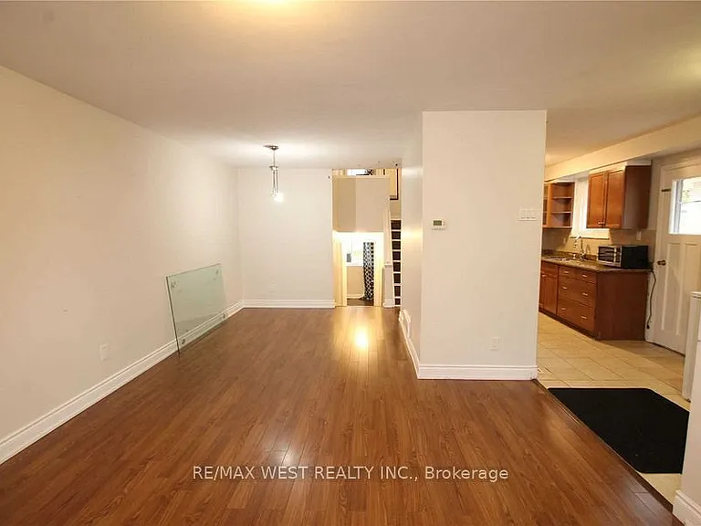 11 Tindale Rd #UPPER — Photo 2