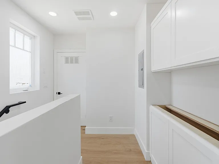 1822 1/2 S Harvard Blvd — Photo 16