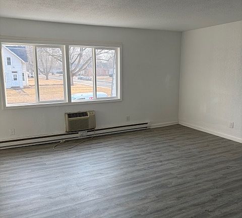 4th image of 916 W 5th St APT A
