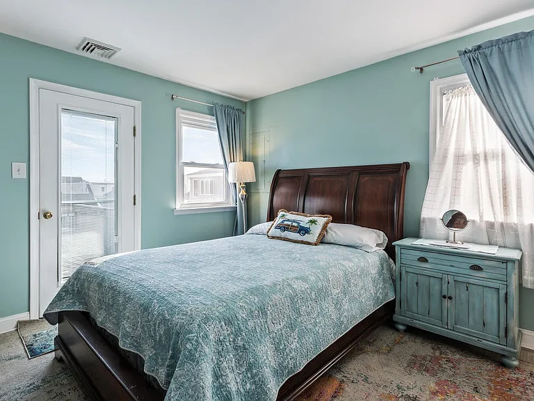 606 W Beach Ave — Photo 29