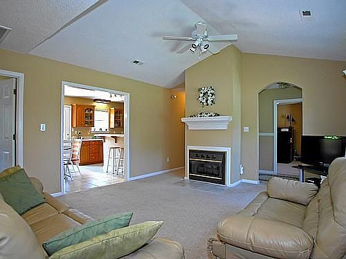 Family room w gas fireplace