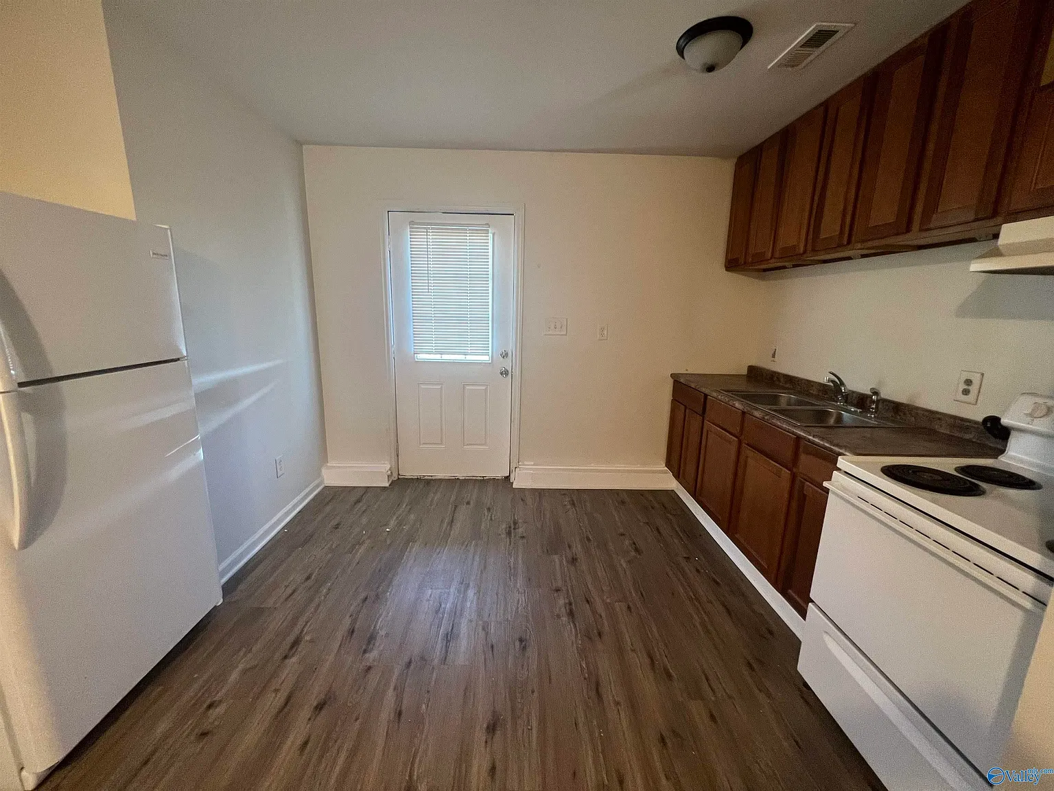 2 bed, 1.0 bath, 800 sqft, $850 — Photo 2