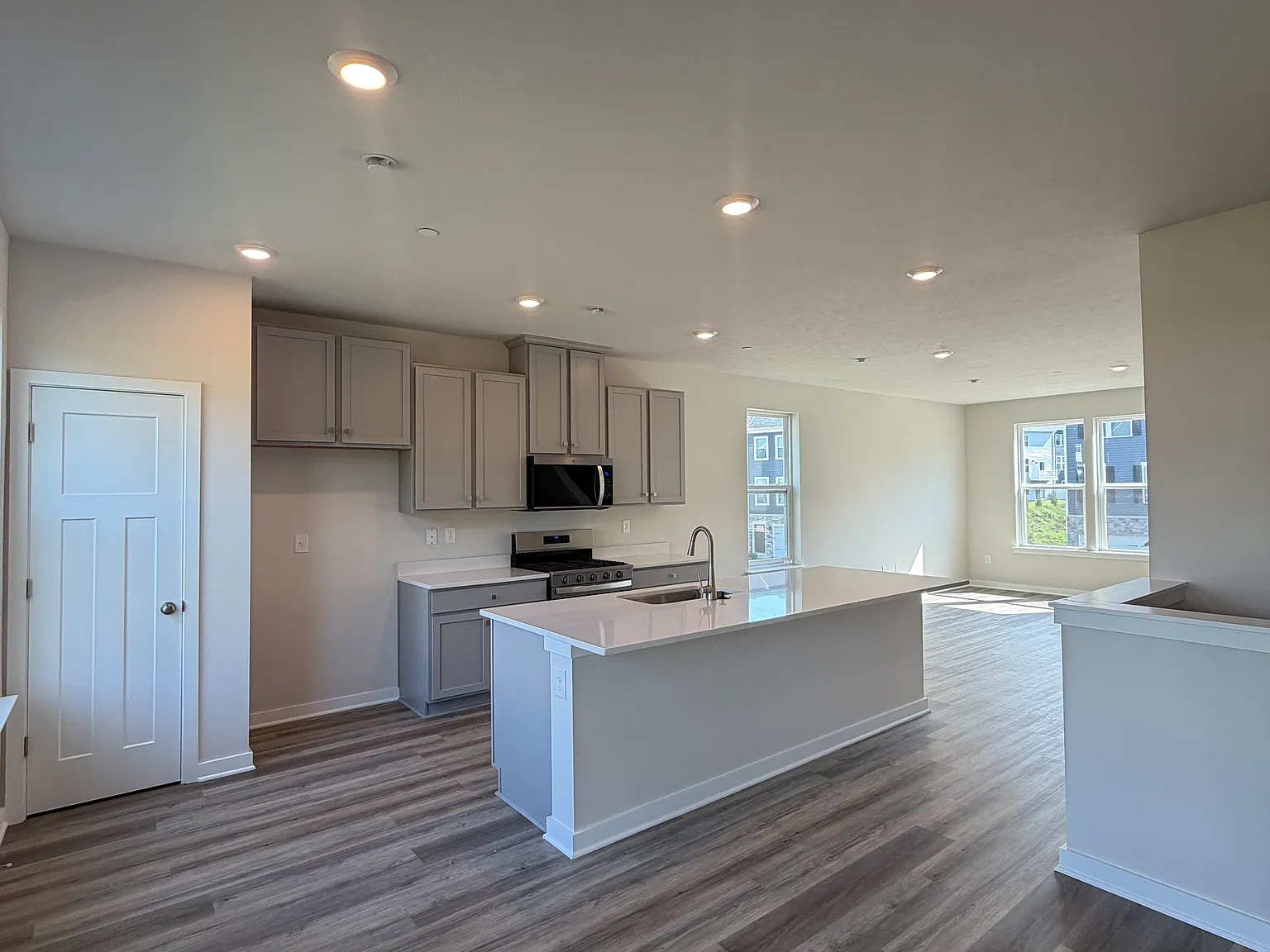 3 bed, 2.5 bath, 2118 sqft, $2,800 — Photo 2