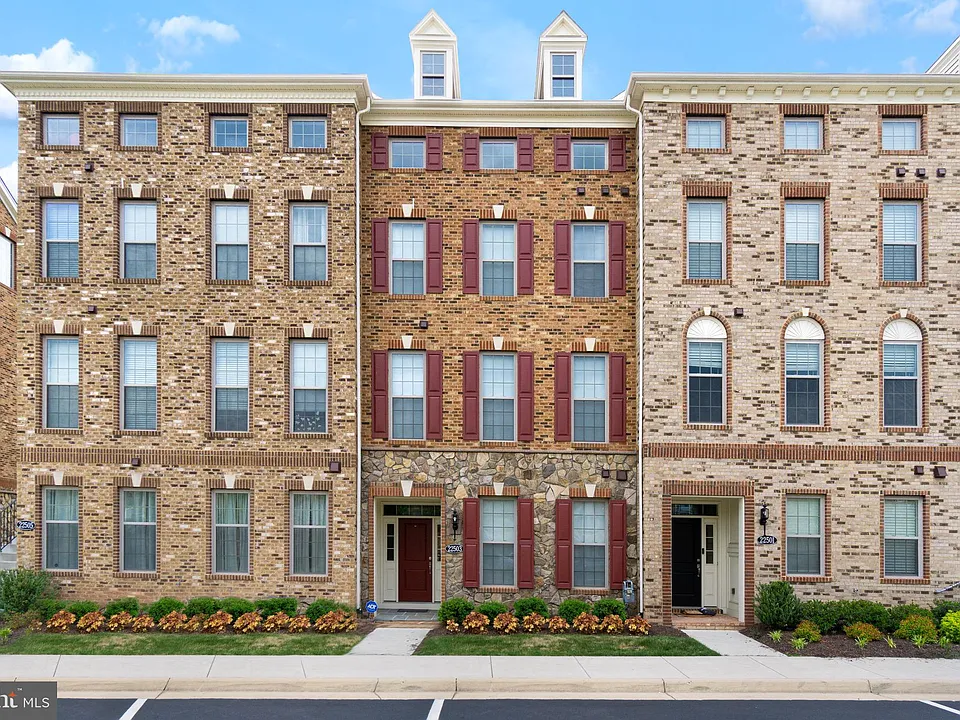 22503 Naugatuck Sq
