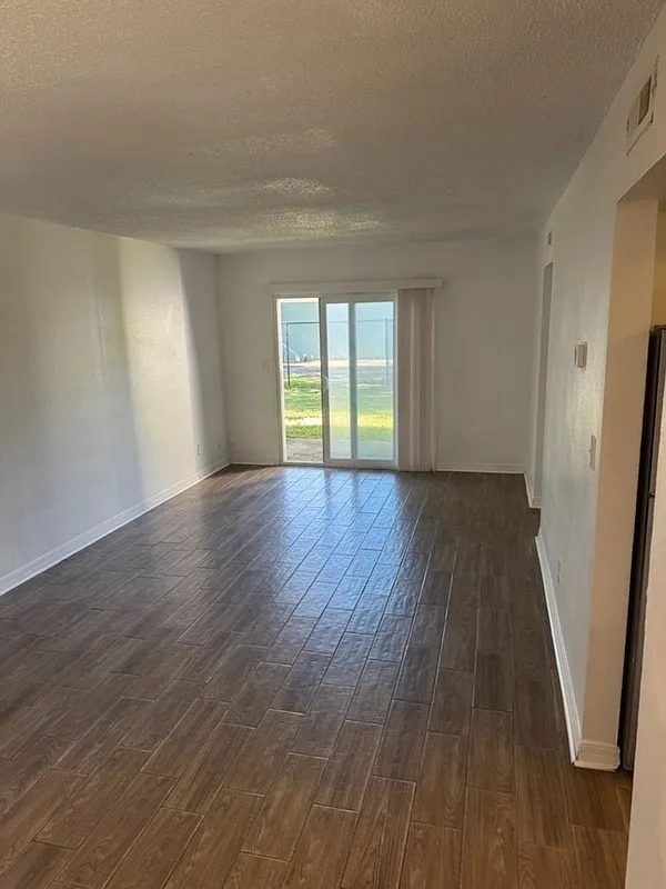 3 bed, 2.0 bath, 1250 sqft, $1,440 — Photo 2