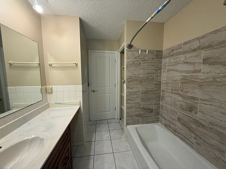 555 Lake Cove Ct — Photo 8