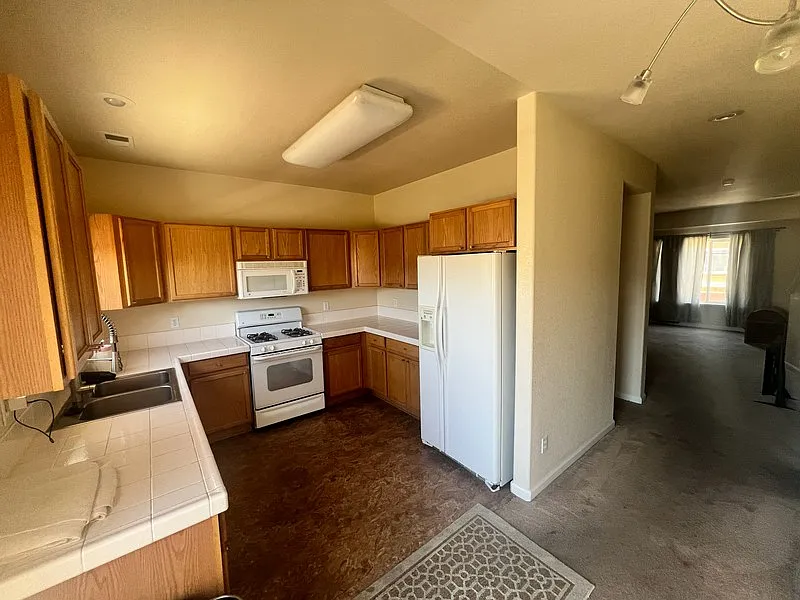 2 bed, 2.5 bath, 1310 sqft, $1,975 — Photo 3