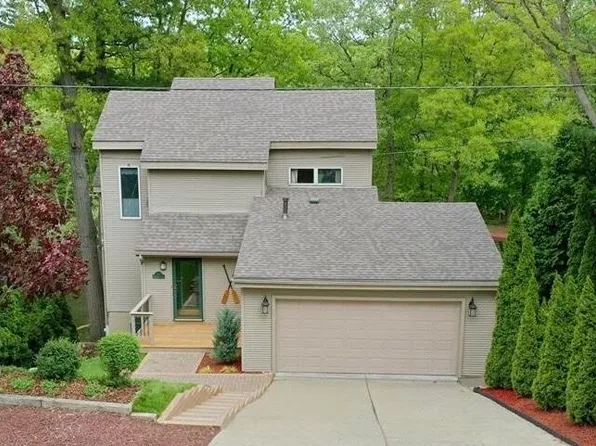 576 Fernhurst Ct, Lake Orion, MI 48362