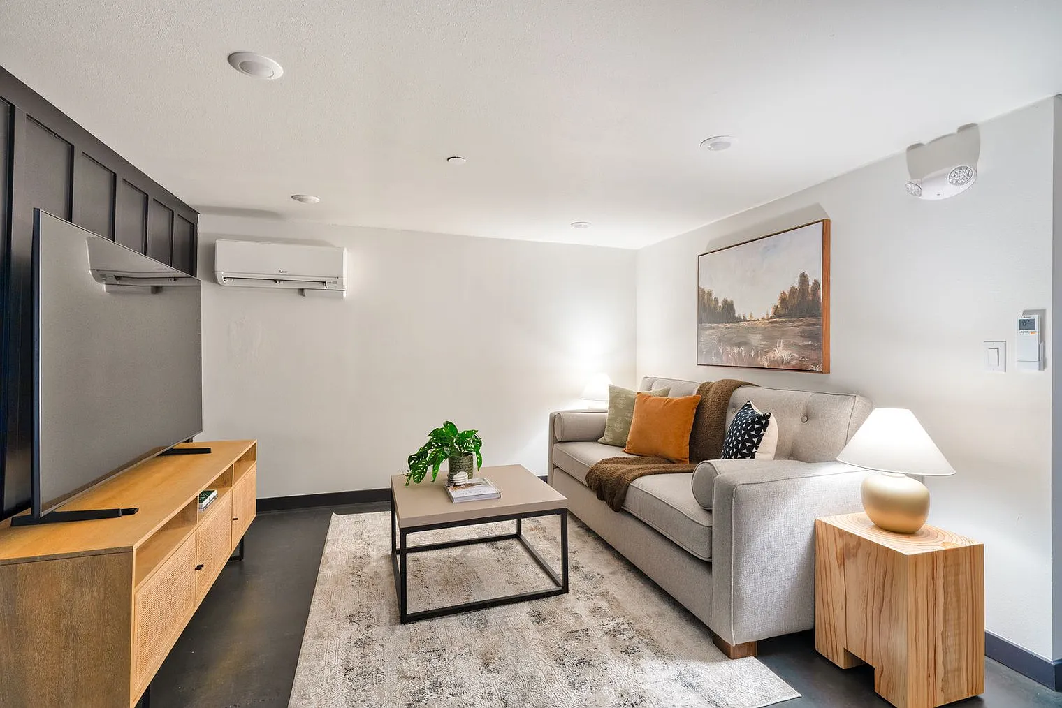 2 bed, 1.0 bath, 796 sqft, $3,819 — Photo 2