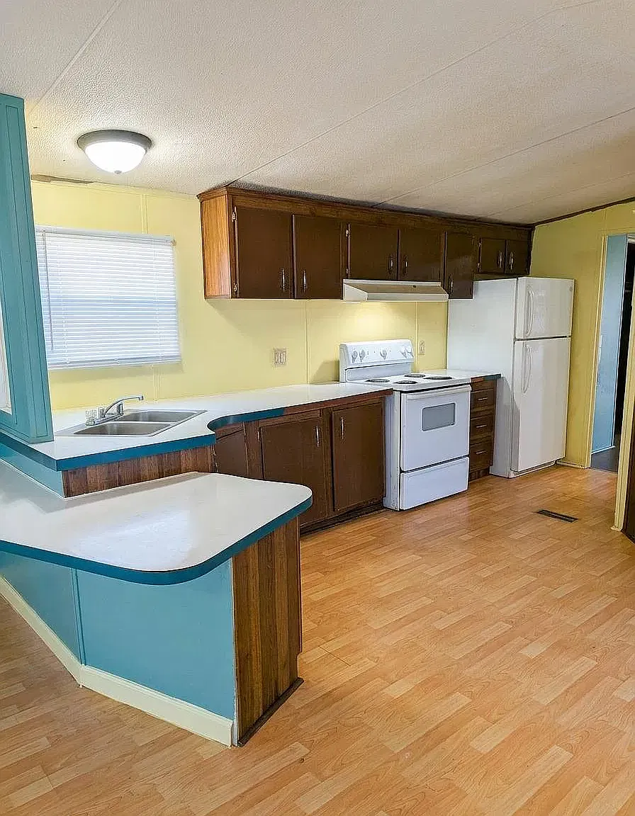 900 Stewart St — Photo 2