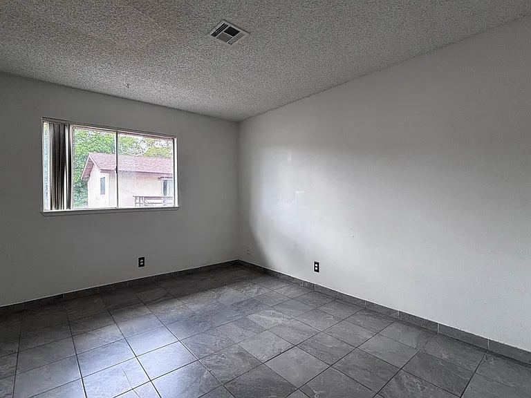 2340 Canfield Dr #D — Photo 11