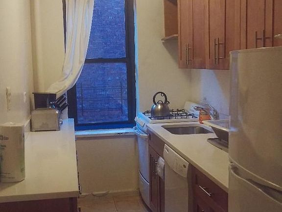 2nd image of 205 W 15th St APT 2S
