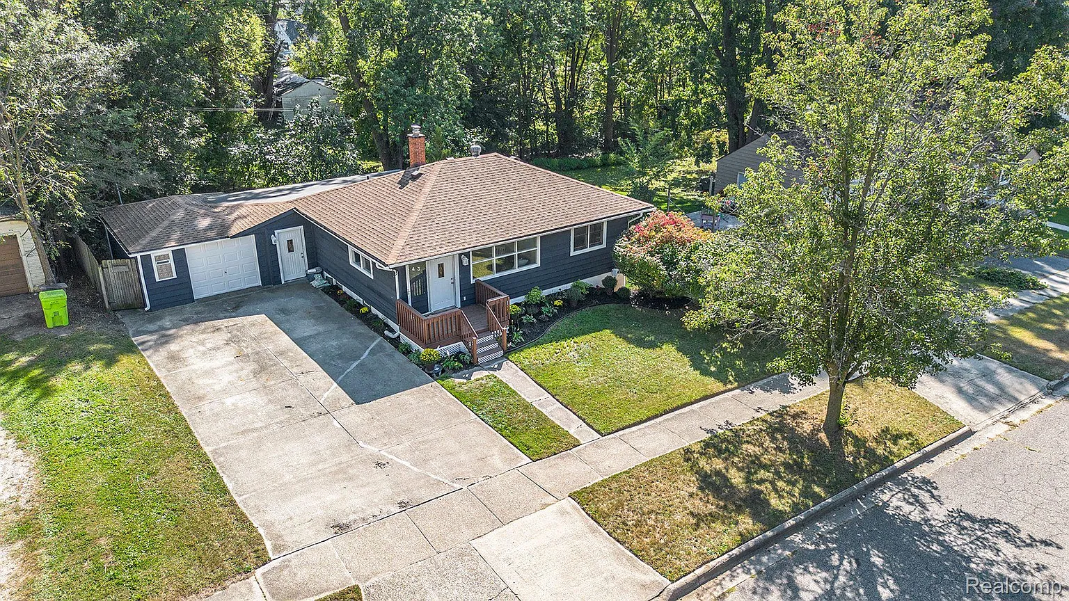 343 W Newport Ave photo 1