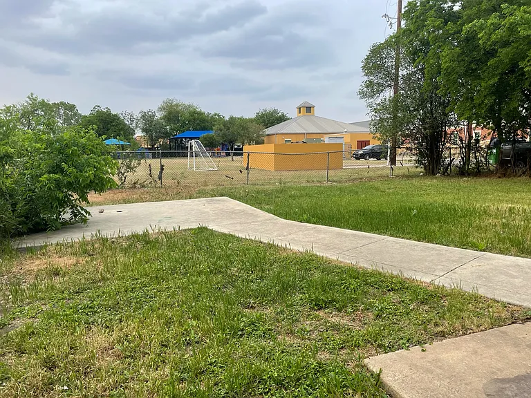 851 W Harlan Ave — Photo 2