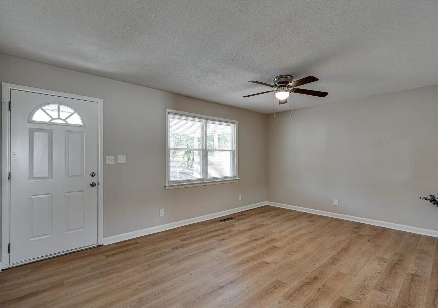 Recently Renovated 3-BR 1.5-BA Home in HixsonRoom to Live and Store! — Photo 2