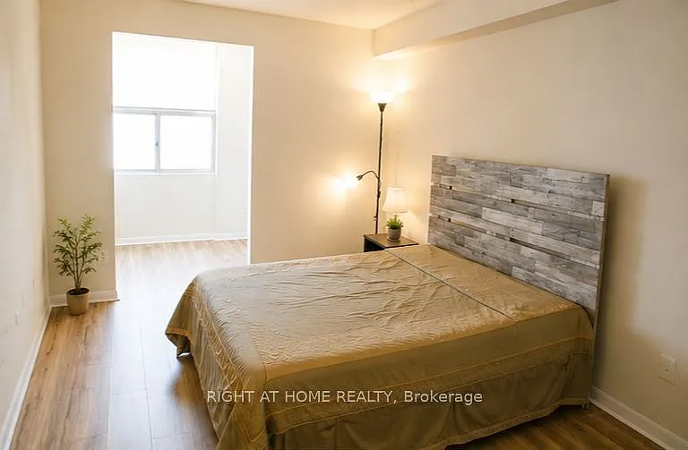 380 King St #903 — Photo 5