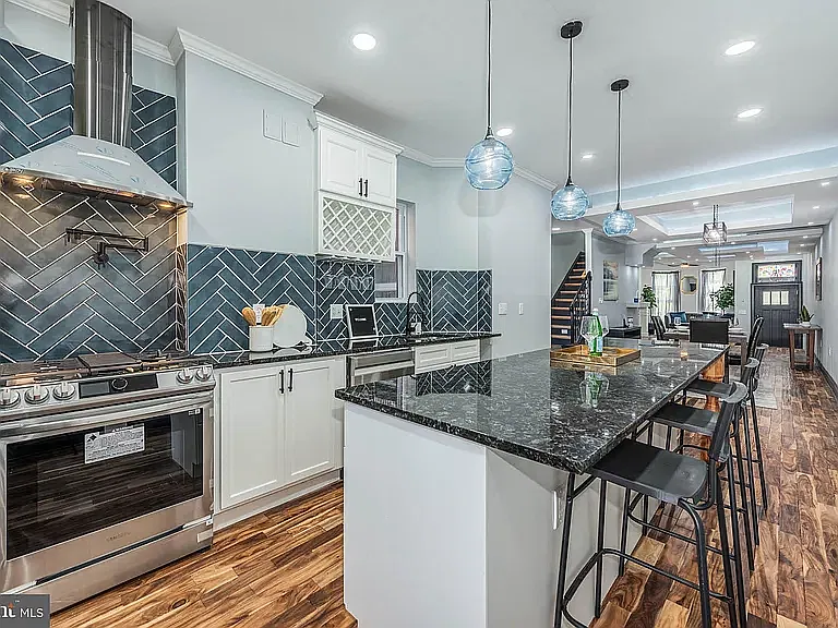 5 bed, 4.5 bath, 3440 sqft, $3,700 — Photo 3