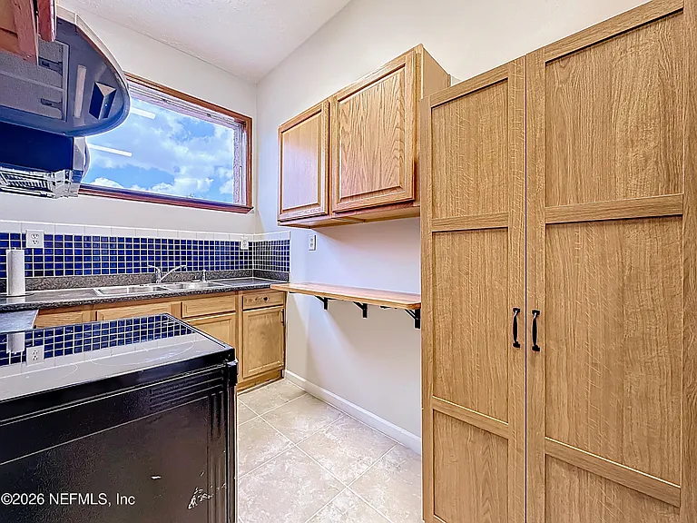 138 E Duval St — Photo 23