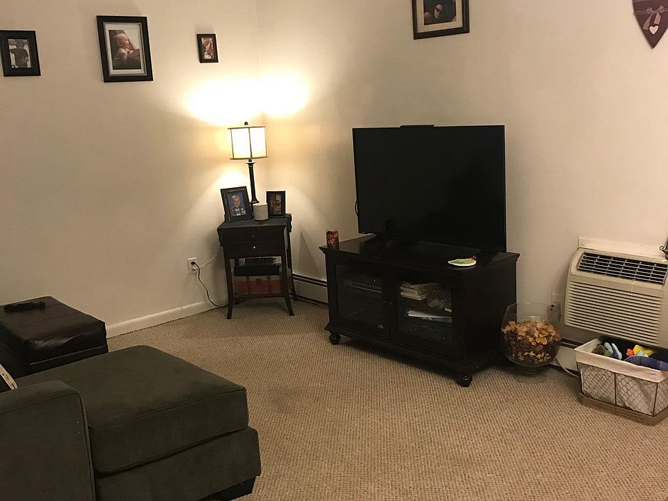 1st image of 17 Village Ct