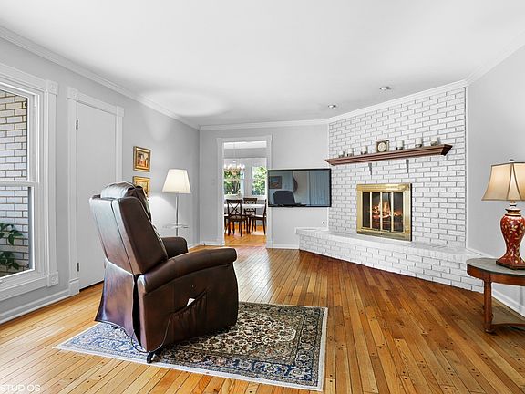 3rd image of 990 Williamsburg Park