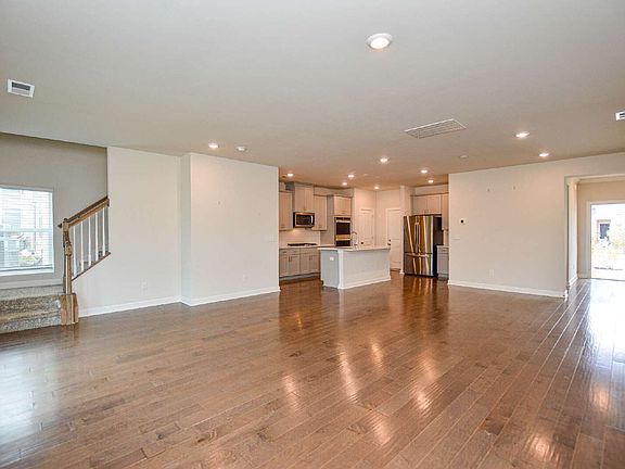 4th image of 530 Palmarosa St