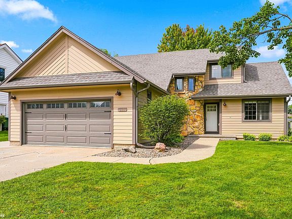 3rd image of 806 SE Richland Cir