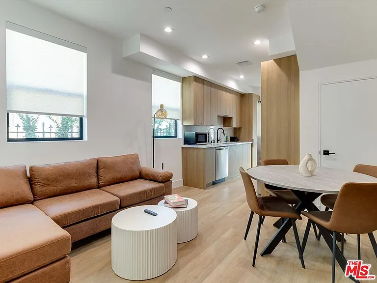 2815 S Redondo Blvd — Photo 8