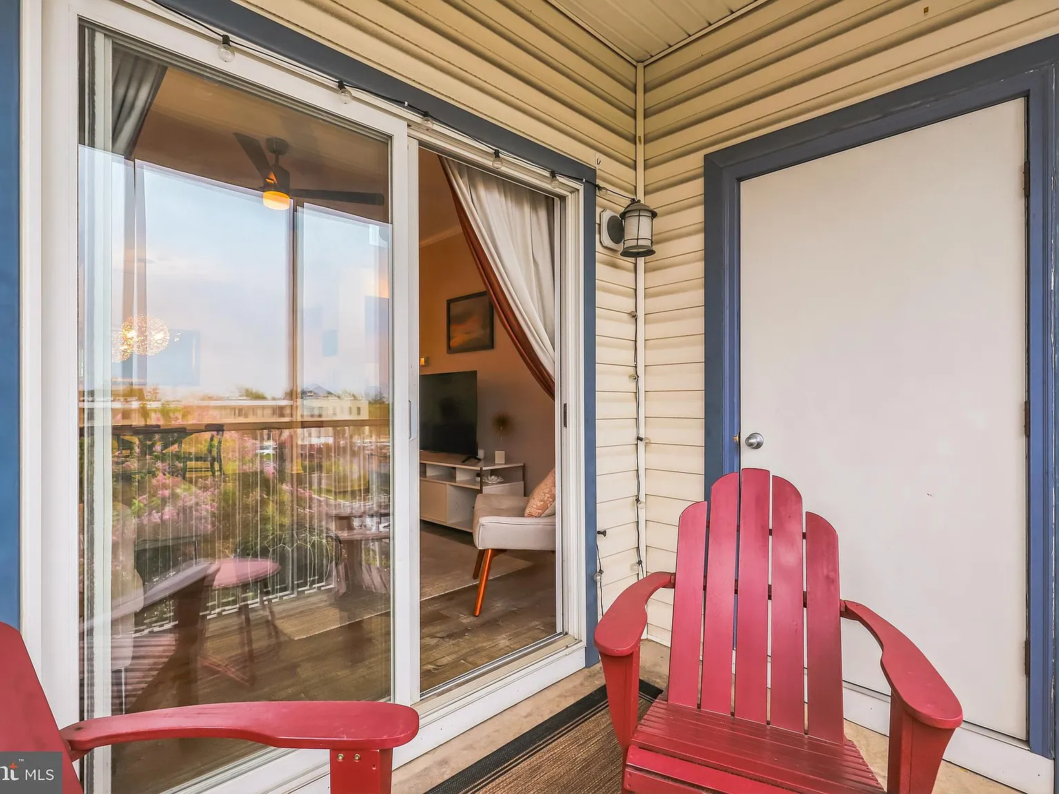 2 bed, 1052 sqft, $1,900 — Photo 2