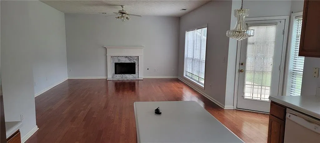 4 bed, 2.5 bath, 1987 sqft, $2,600 — Photo 3