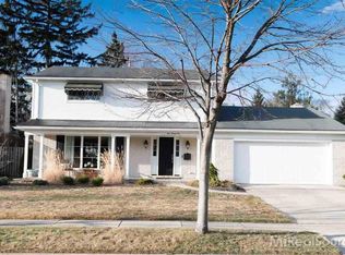 531 Saddle Ln, Grosse Pointe Woods, MI 48236